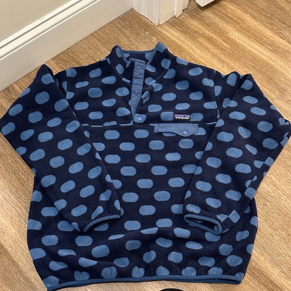 Patagonia Tops - Women’s Patagonia fleece navy and blue polka dot